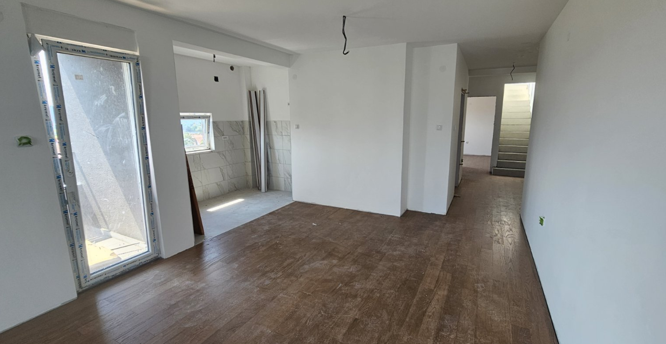 IV + krovna terasa 32m2 + 60m2 na korišćenje