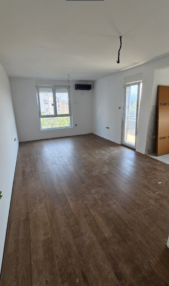 IV + krovna terasa 32m2 + 60m2 na korišćenje
