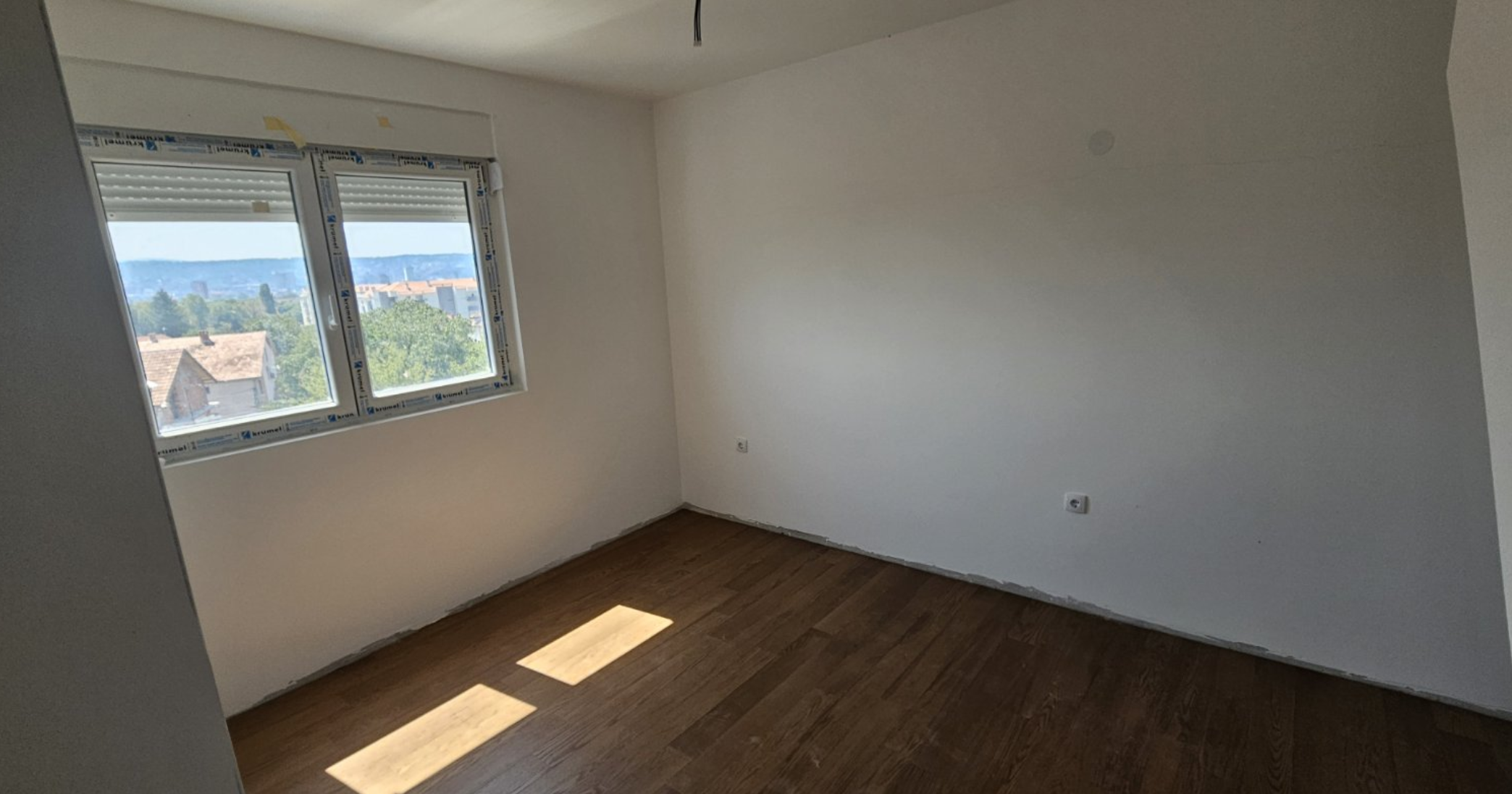 IV + krovna terasa 32m2 + 60m2 na korišćenje