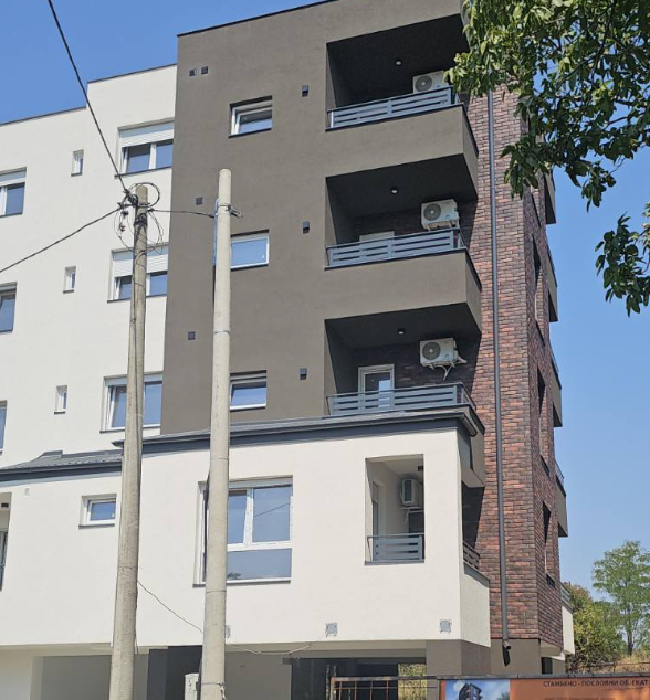 IV + krovna terasa 32m2 + 60m2 na korišćenje