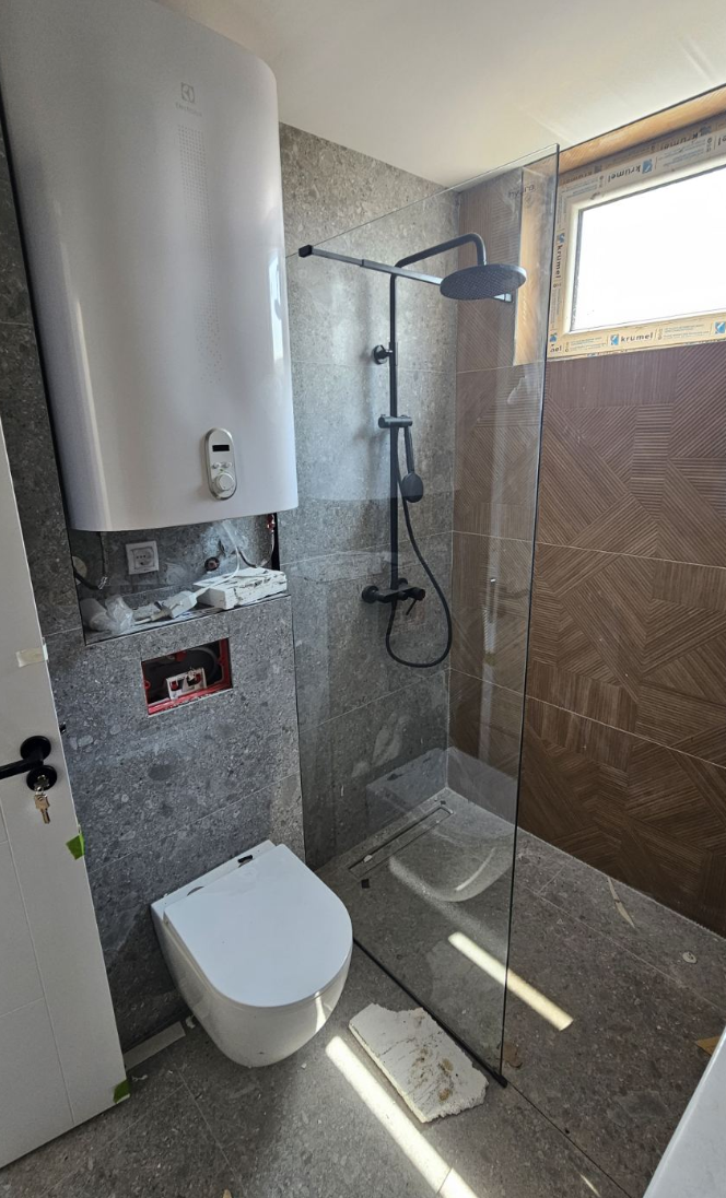 IV + krovna terasa 32m2 + 60m2 na korišćenje
